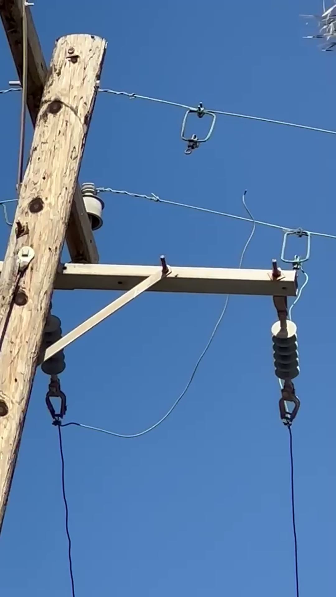 Cable suelto en el poste de CFE detrás de la casa 142, 16 de octubre